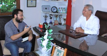 Eminer İçten (sağda), başkan olduğunda "enkaz" devraldığını söylüyor.